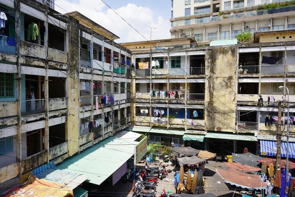 图为本市一残旧公寓。