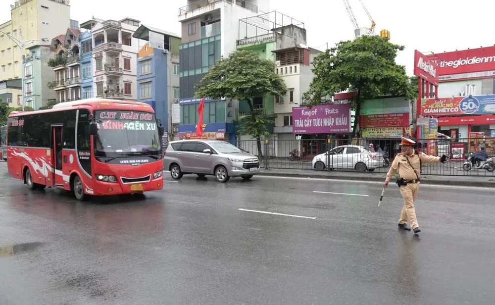 执勤交警正在截停一辆大客车进行检查。（图：陈清）