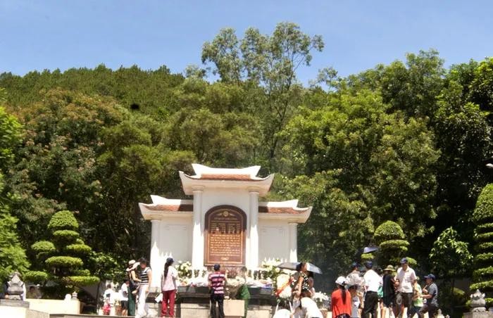 众多游客前来同禄三岔路口国家特殊历史遗迹区上香缅怀各位英雄烈士。