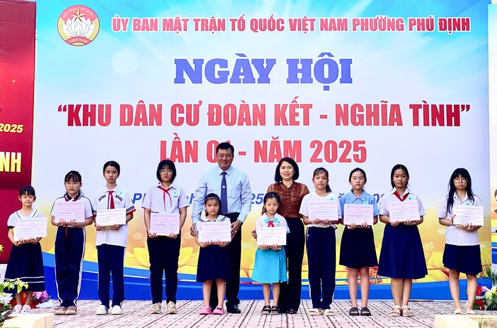 坊党委书记范玉邦、副书记陈青霞向贫困学生颁发助学金。