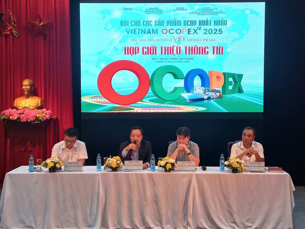 工商部所属贸易促进局副局长裴光兴（左二）在新闻发布会上发言。（图：VGP）