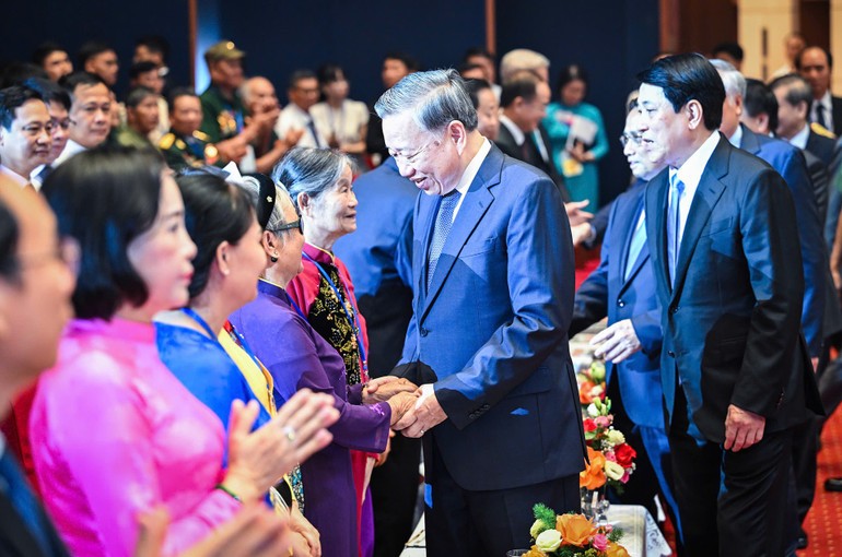 苏林总书记同国家领导向与会代表亲切问候致意。