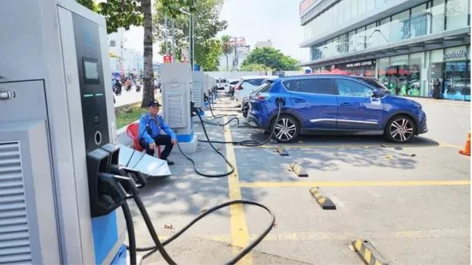 图为本市原旧邑郡地盘上的一个电动汽车充电站系统。（图：德忠）