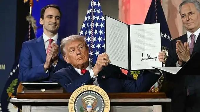 美国白宫23日发布一份人工智能(AI)行动计划，列出特朗普政府未来将采取的数十项联邦政策行动。（图：互联网）