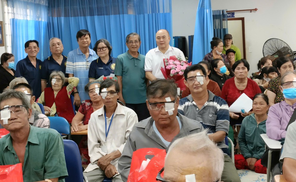 培德精舍会长、欧洲贸易公司董事长庄瑞雄与各位代表和部分术后白内障病人合摄。