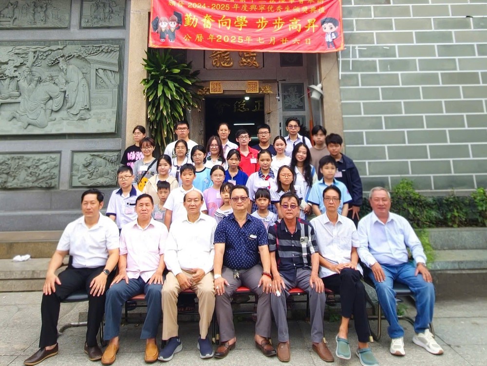 崇正兴宁福利会第十二届理监事与优秀子弟合照留念。