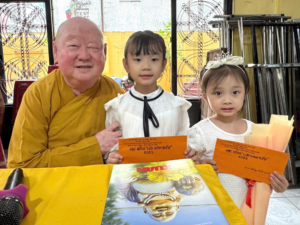 莲华寺住持、“绿色环保”俱乐部主任释惟镇和尚向学生颁发奖学金。