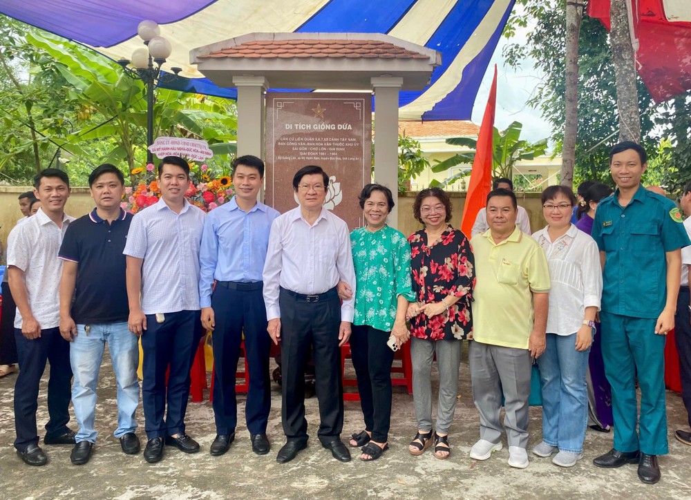 本市各单位代表与原国家主席张晋创于“华运纪念碑”前合影留念。