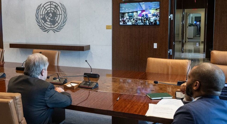 联合国秘书长古特雷斯（左）在国际特赦组织全球大会上发表讲话。（图：联合国）