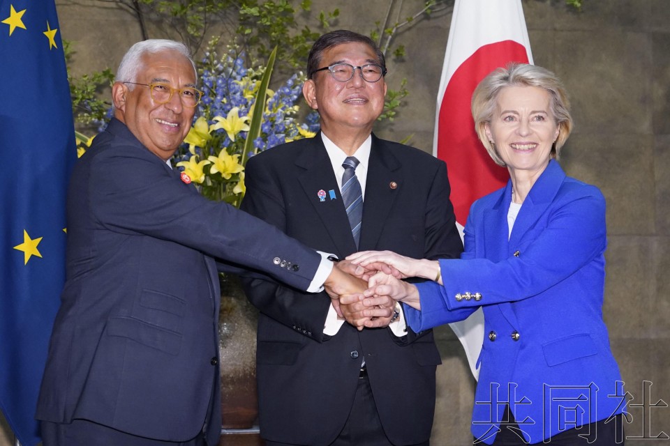 7月23日于日本首相官邸，欧洲理事会主席科斯塔（左起）、日本首相石破茂、欧盟委员会主席冯德莱恩在举行定期首脑磋商前握手。（图：共同社）