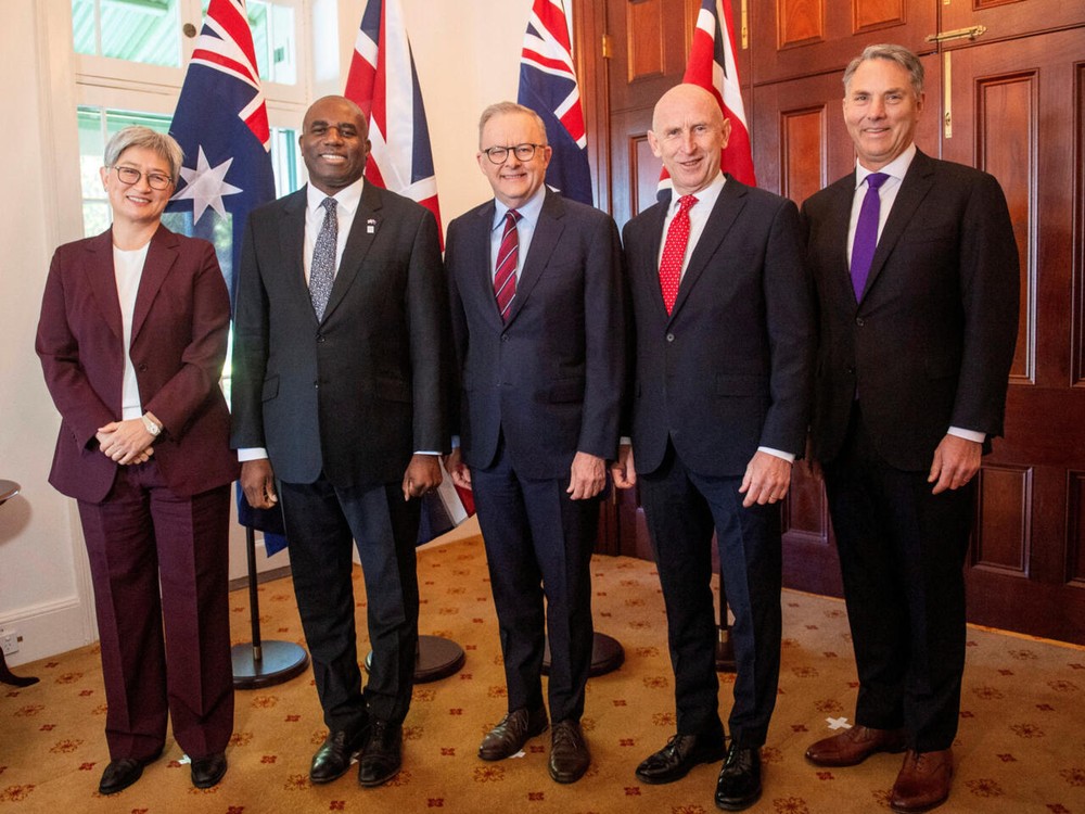 7月25日，澳英两国外长、防长在悉尼举行的澳英部长级磋商会议 (AUKMIN) 期间与澳总理阿尔巴尼斯合影。（图：路透社）