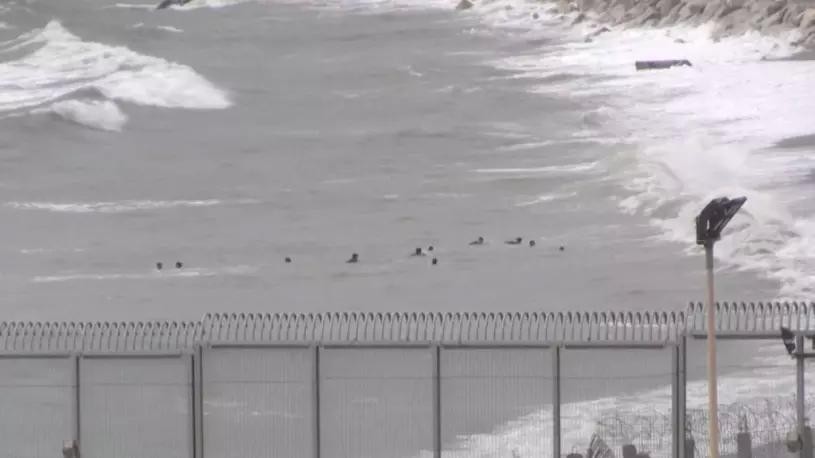 至少54名未成年人和约30名成年人近日从摩洛哥以游泳方式偷渡至西班牙飞地休达。（图：互联网）