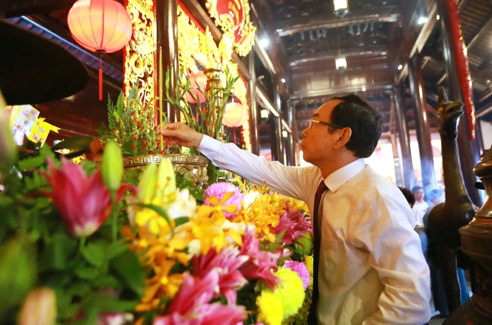 市委书记阮文年在崑岛祠堂上香缅怀英雄烈士。（图：元宇）