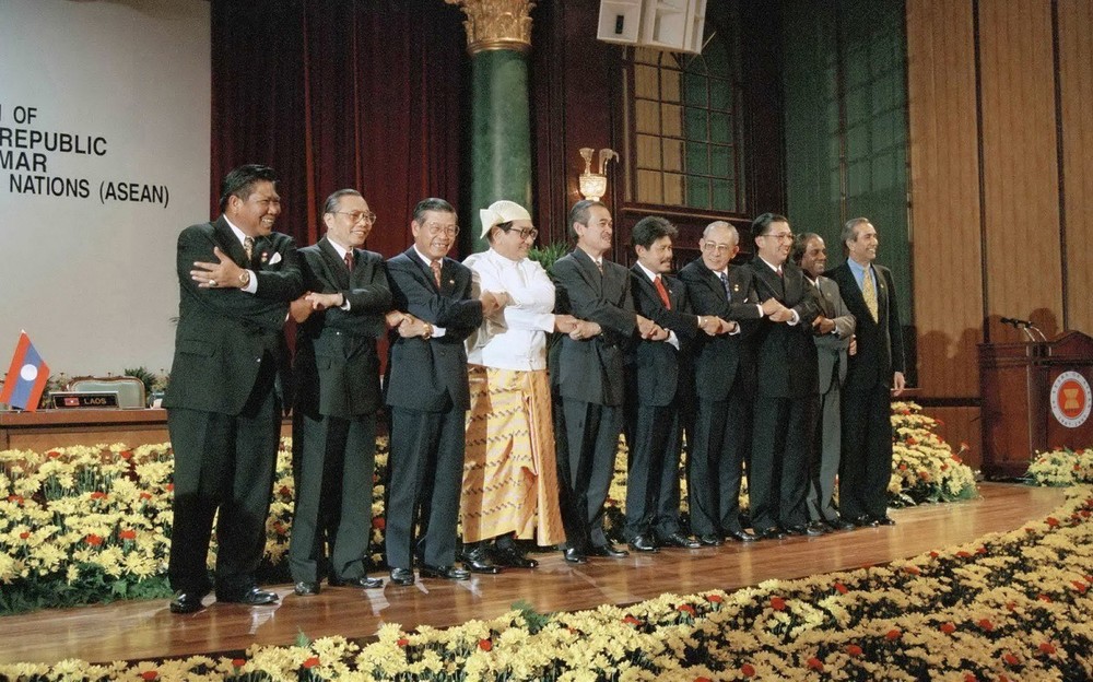 1997年7月23日，东盟各国外长与东盟秘书长出席在马来西亚梳邦再也（Subang Jaya）举行的老挝人民民主共和国与缅甸联邦正式加入东盟的接纳仪式。（图：越通社）