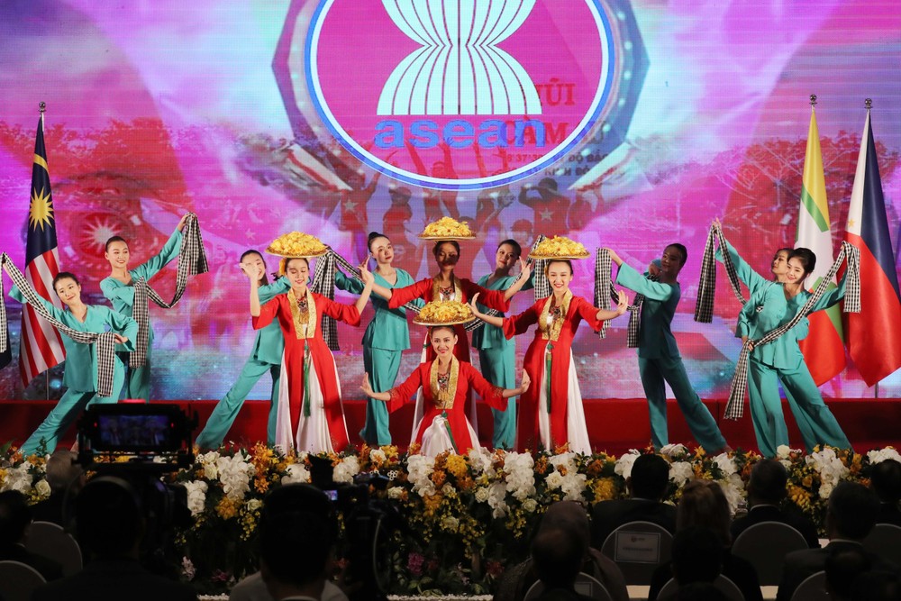 图为2020年11月12日在河内召开的第37届东盟峰会开幕式。（图：越通社）