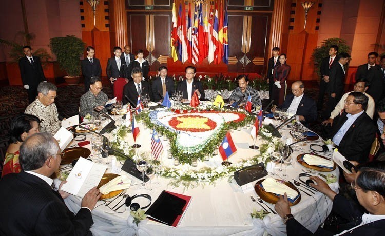 在第十六届东盟峰会期间，越南政府总理阮晋勇于2010年4月8日在河内与东盟各国代表团团长共进工作晚宴。（图：越通社）