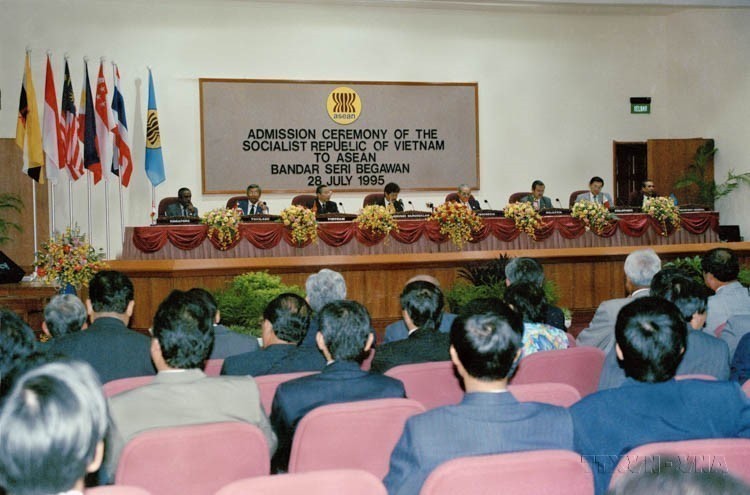 1995年第28届东盟外长年度会议在文莱首都斯里巴加湾市举行。在本次会议上，越南正式被接纳为东盟第七个成员国。（图：越通社）