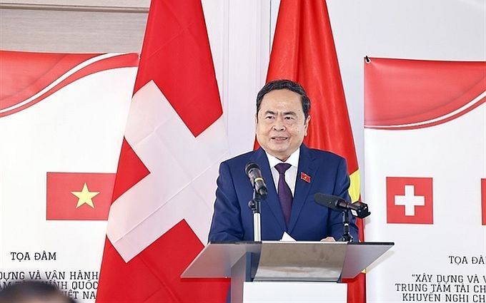 越南国会主席陈青敏出席越南国际金融中心建设、运营座谈会。（图：越通社）