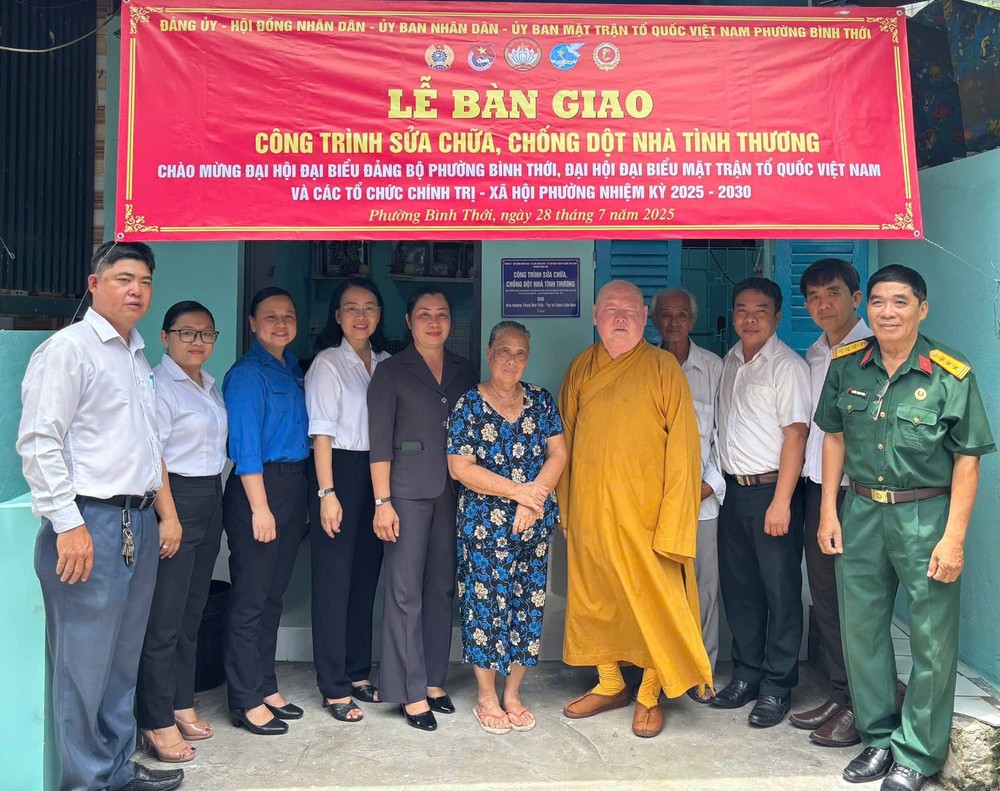 平泰坊领导与莲华寺住持释惟镇和尚向贫困户移交温情屋。