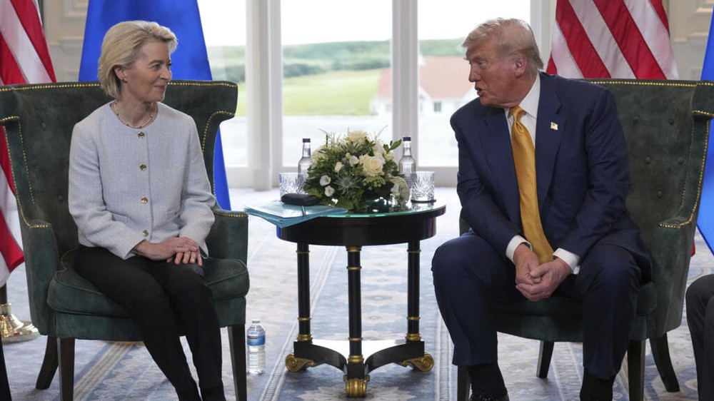 2025年7月27日在苏格兰，欧盟委员会主席冯德莱恩与美国总统特朗普。（图：AP）