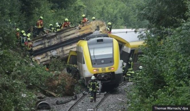 德国南部发生火车脱轨事故