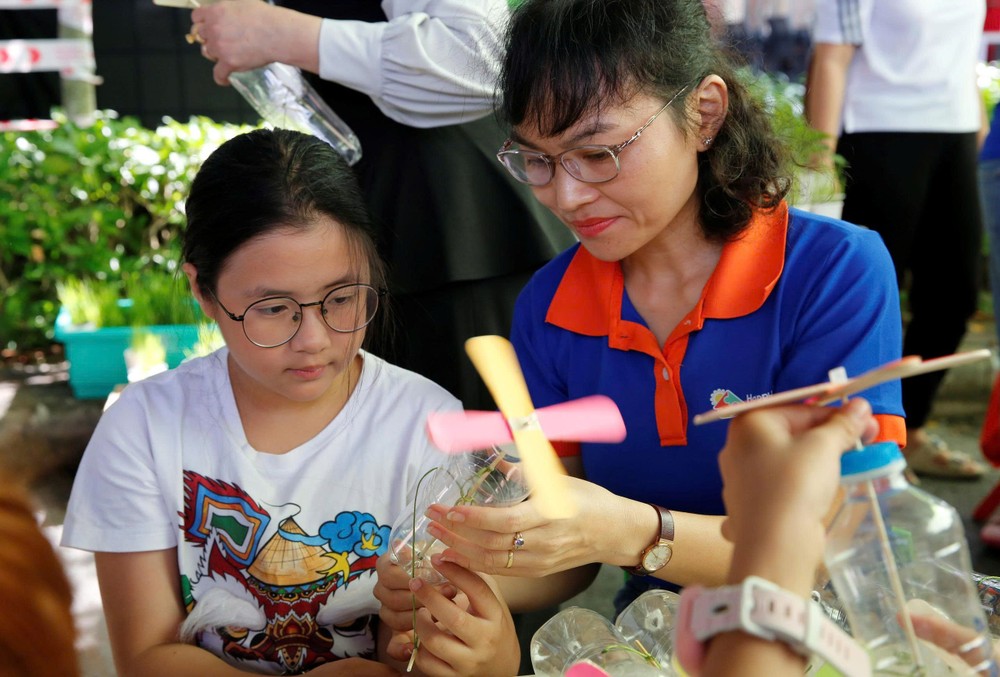 儿童以塑料垃圾制作玩具。