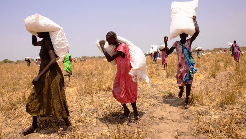 在南苏丹琼格莱州皮耶里郊外空投后，人们取回一袋袋粮食。（图：联合国）