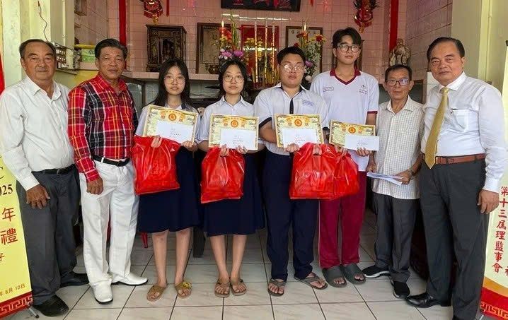 苏氏大宗祠多位负责人与领奖大学生合照。