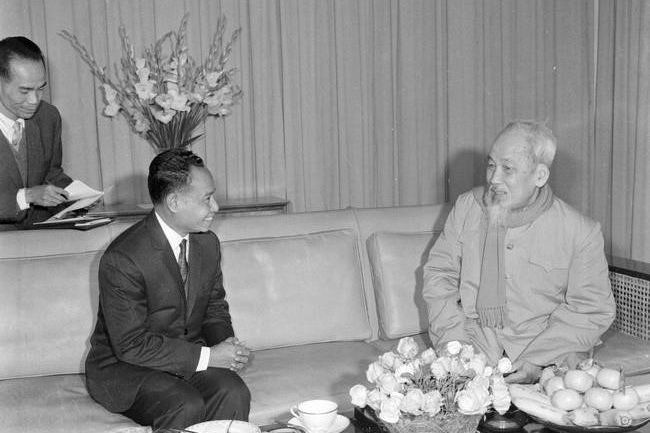 1968年1月10日，胡志明主席会见到访的柬埔寨王国外交大臣诺罗敦·富里萨拉亲王。图片来源：越通社