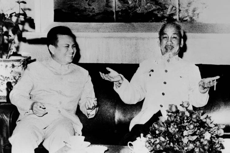 胡志明主席会见对越南进行友好访问的老挝爱国阵线和老挝人民革命党代表团团长凯山·丰威汉同志（1966年）。图片来源：越通社