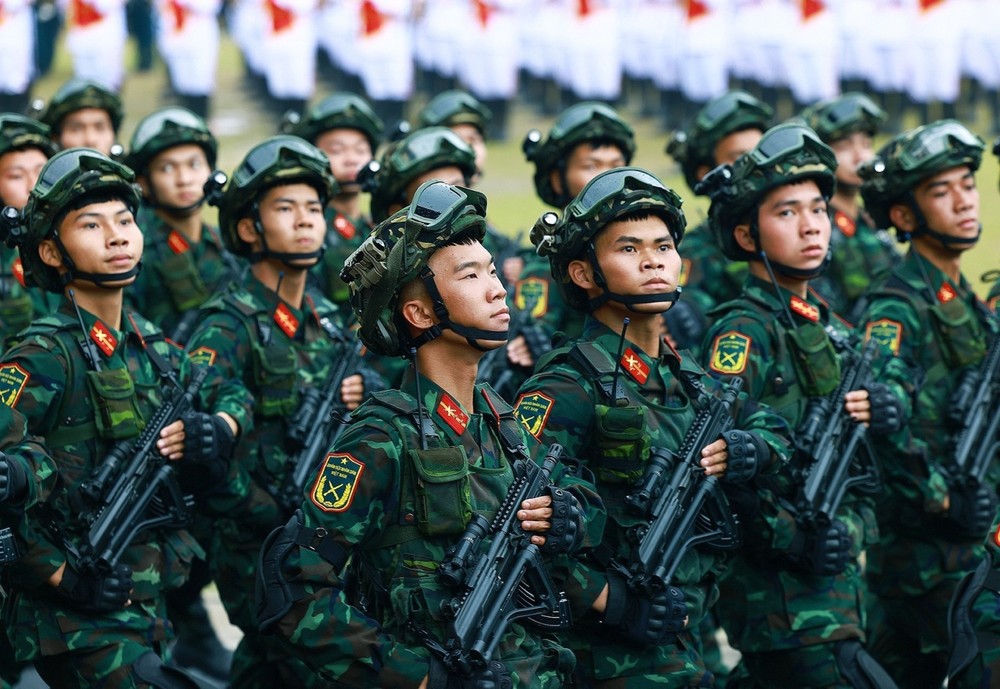 在越南军事思想遗产中，“打必胜仗”是不变的；而选择何种打法以适应形势，正是“应万变”。