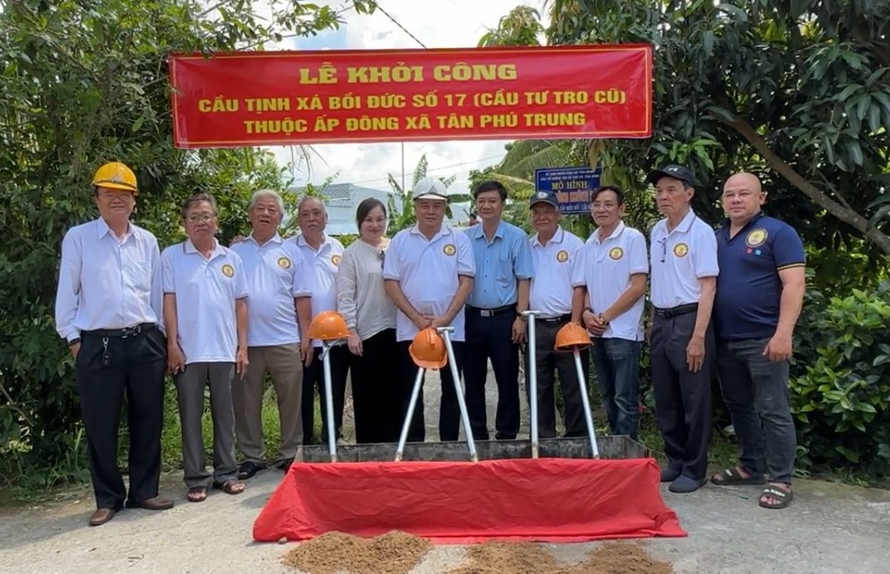 培德精舍代表与新富忠乡代表在动土仪式上合照留念。