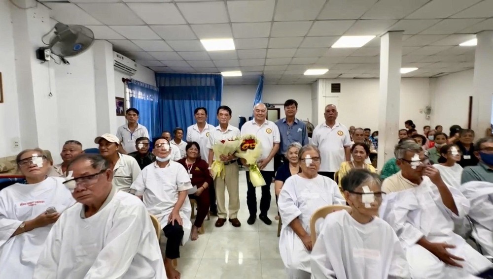 培德精舍会长庄瑞雄与护法理事会代表和部分术后白内障病人合摄。