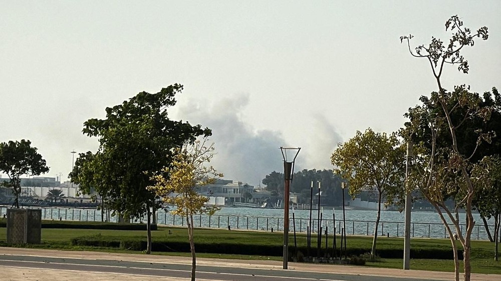 当地时间9月9日，卡塔尔首都多哈北部的卡塔拉地区发生爆炸事件，以色列国防军和以色列国家安全总局(辛贝特)承认对多哈袭击事件负责。图为现场烟雾升腾。