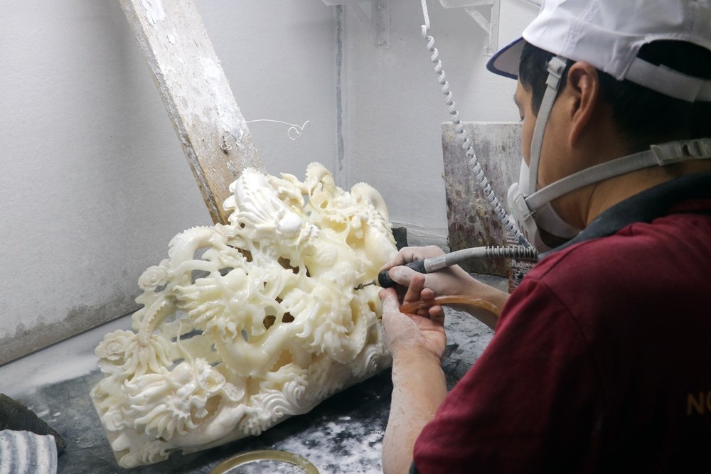 在富国岛玉贤珍珠生产基地进行手工艺品制作。（图自越通社）