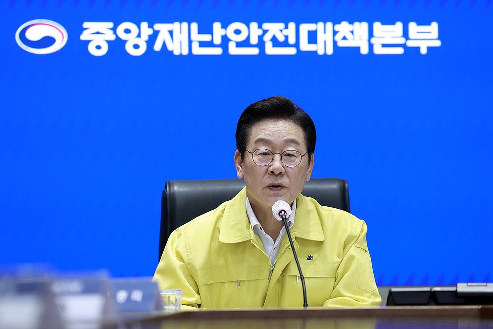 当地时间9月28日，韩国总统李在明在政府首尔办公楼中央灾难状况室主持召开会议并发言。（图：视觉中国）