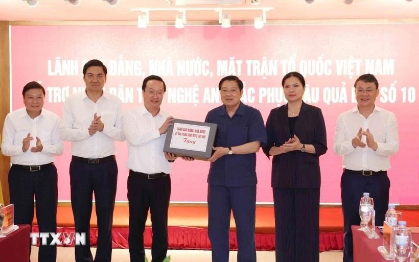 党中央政治局委员、中央书记处书记、中央内政部部长潘廷擢向乂安省人民转交党、国家、越南祖国阵线的援助物资。(图：越通社)