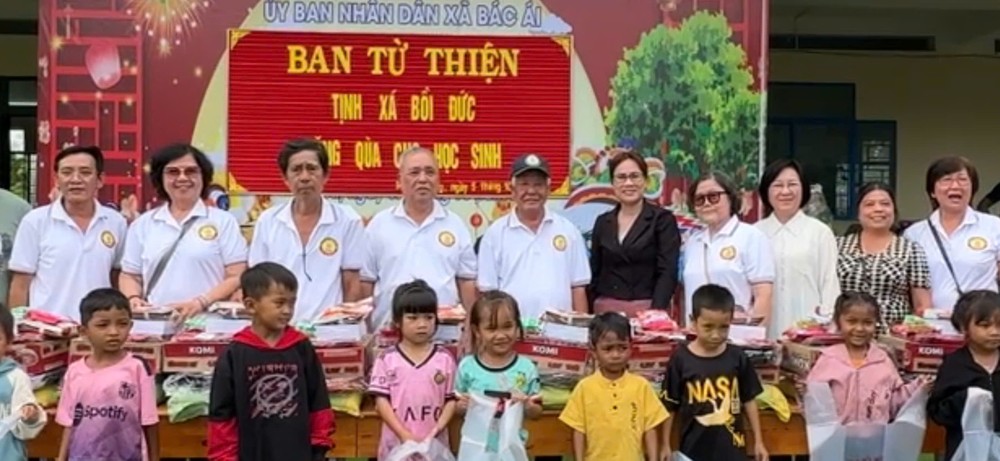 培德精舍慈善代表团与福胜小学学生合照留念。