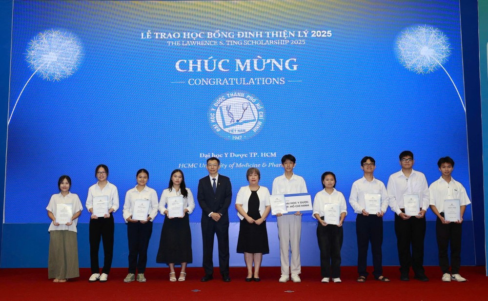 学生们正接受奖学金。