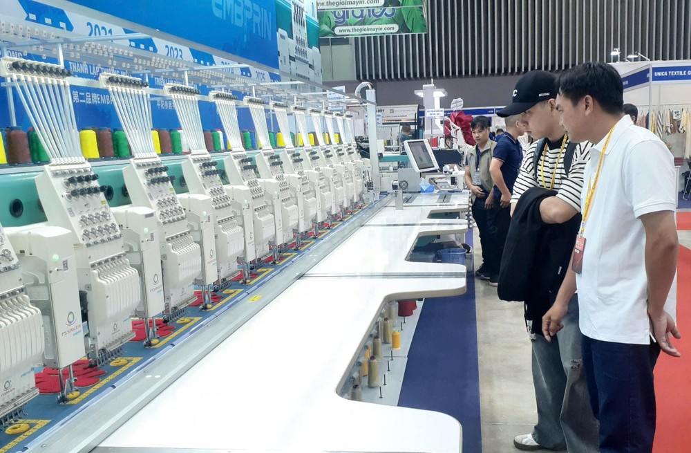 现代化针织机吸引业者的关注。