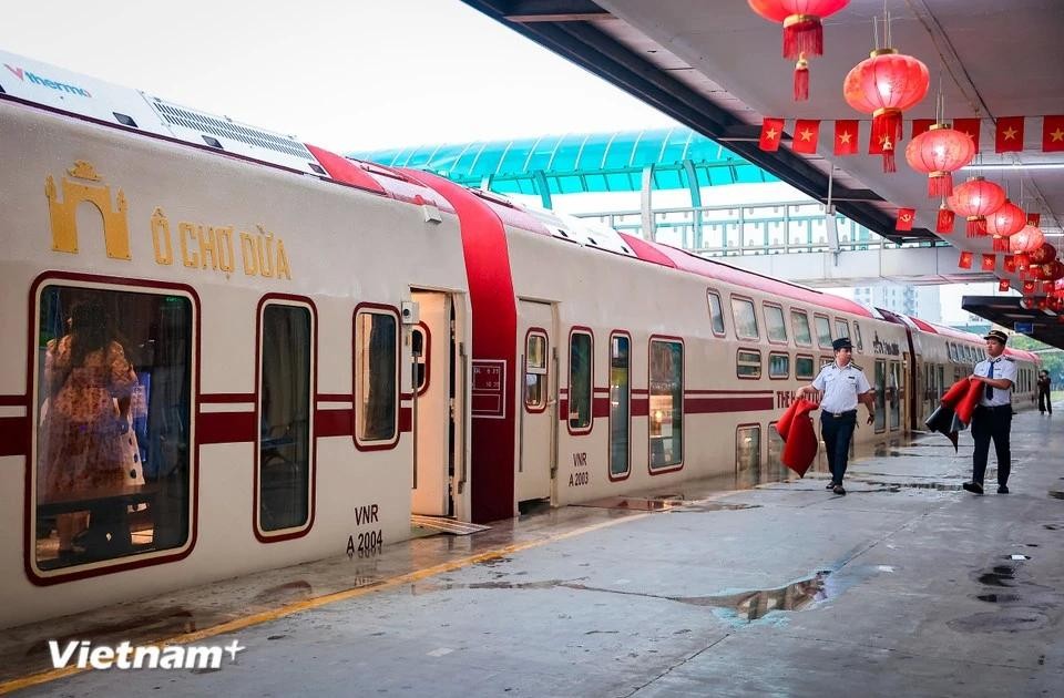 河内五城门文化遗产列车（The Hanoi Train）正在吸引众多游客前来体验。（图：越通社）