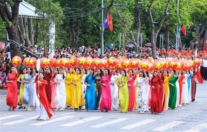 首都公安妇女方阵在庆祝人民公安传统日80周年（1945年8月19日 - 2025年8月19日）阅兵式上庄严列队。图自越通社