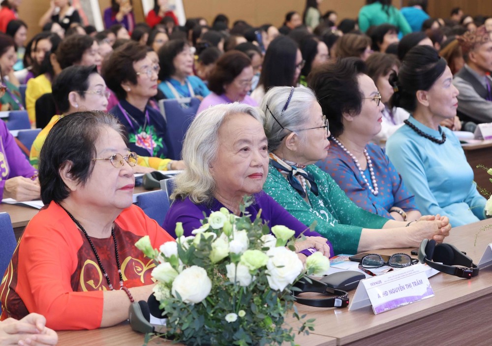 不少女性企业家、科学家、工程师和管理者已成为典型榜样，为提升越南国际影响力作出贡献。资料图：越南代表出席于2025年10月4日在河内举行的2024年亚太女科学家和工程师网络会议。（图：越通社）