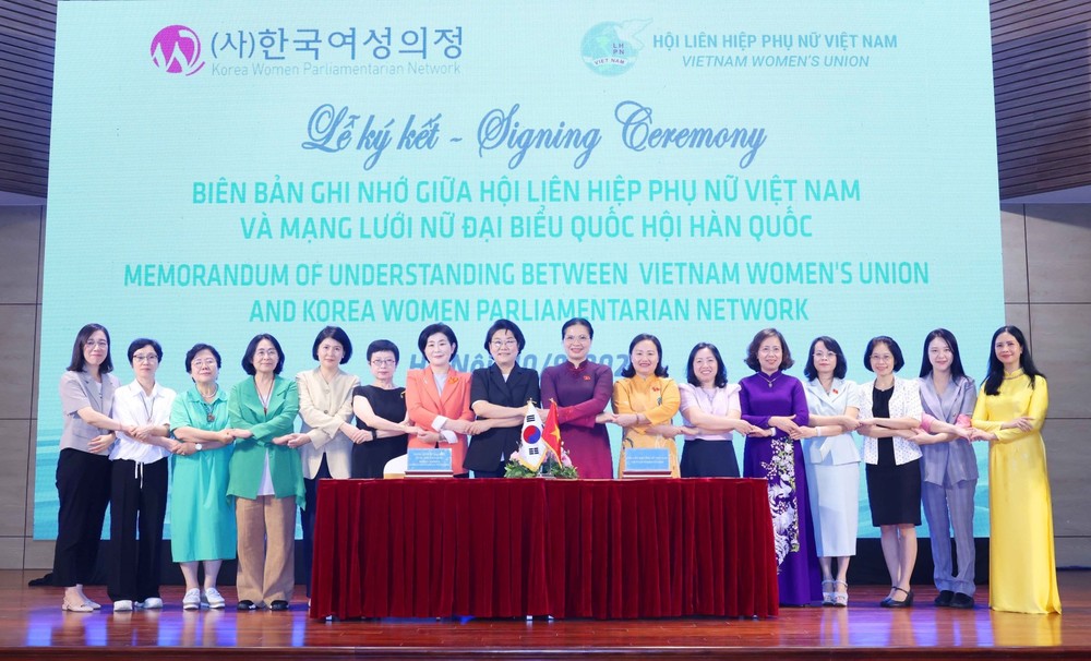 越南妇女联合会与韩国女性发展研究所于2024年9月10日在河内联合举办题为“绿色经济与妇女贡献”的第11届越韩妇女论坛。（图：越通社）