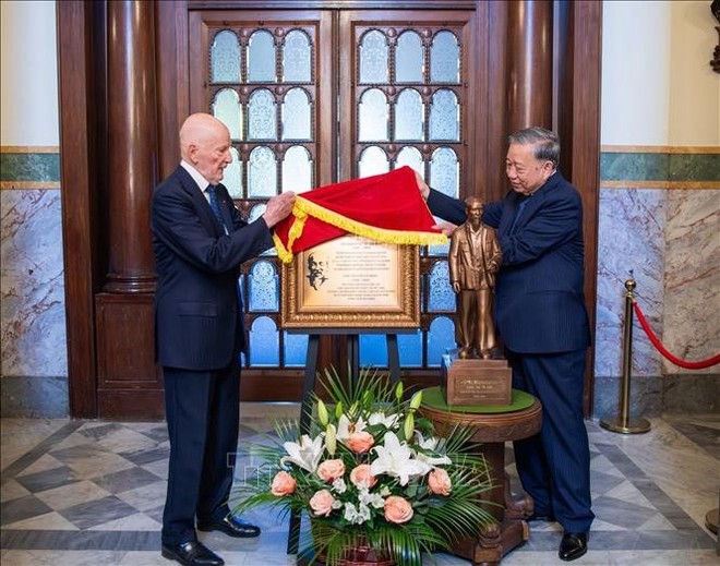 苏林总书记向西美昂·萨克森-科堡-哥塔赠送胡志明主席纪念牌。（图：越通社）