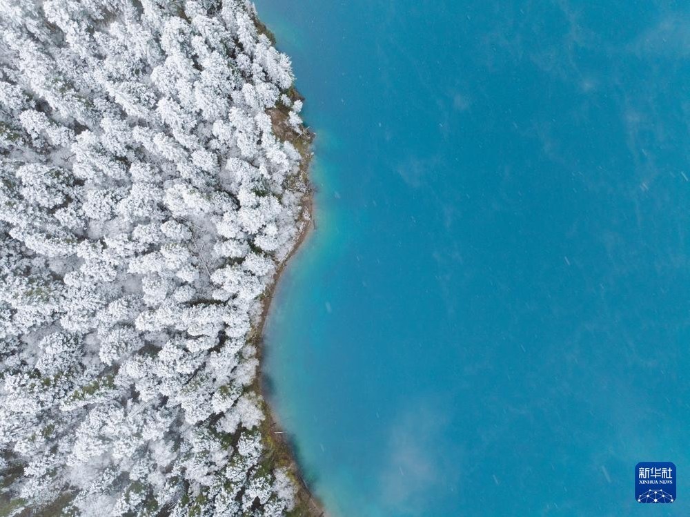 图为九寨沟长海雪景（10月24日摄，无人机照片）。（图：新华社）