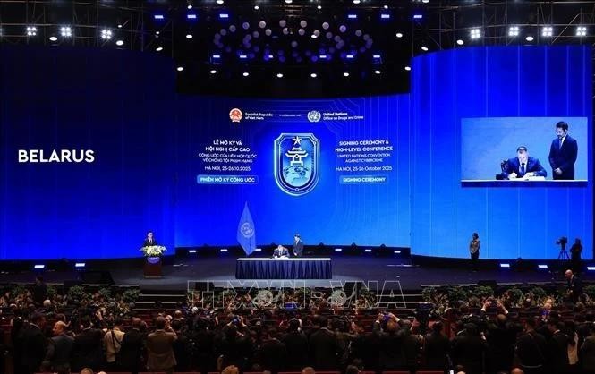 白俄罗斯内务部长伊万·库布拉科夫在《联合国打击网络犯罪公约》上签字。（图：越通社)