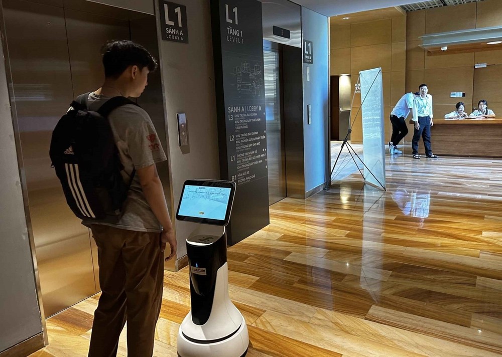 游客在岘港博物馆与机器人 Lumi 互动。图自越通社