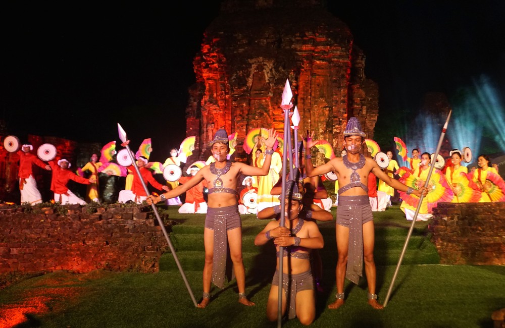 艺术节目《传奇美山之夜》。图自越通社