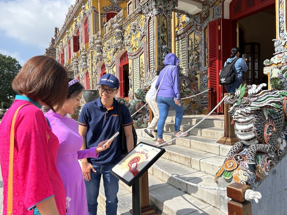 游客在顺化皇城体验打卡点。图自越通社